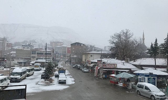 Darende ilçesinde kar yağışı etkili oluyor