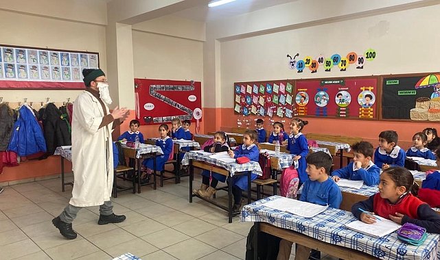 Dede Korkut&#039;un hikâyelerini canlandırarak anlatan öğretmen öğrencilerini eğlendirdi