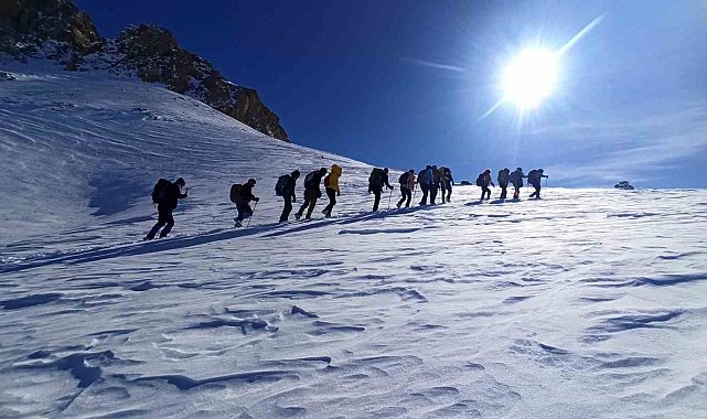 Doğa severler 3 bin 100 rakımlı Kelespi Dağı'na tırmandı