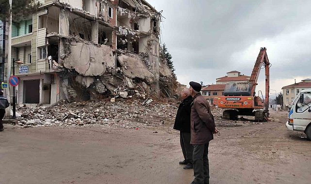 Doğanşehir'de ağır hasarlı binaların yıkımında sona yaklaşıldı