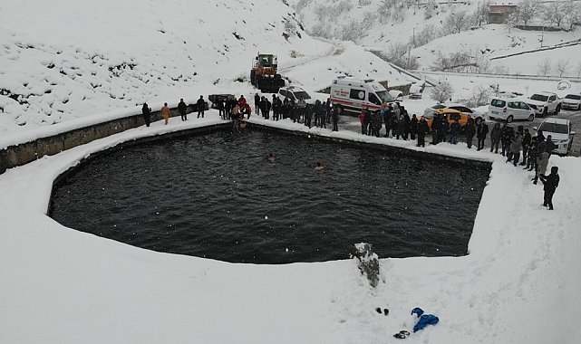 Dondurucu havada buz gibi suya girdiler