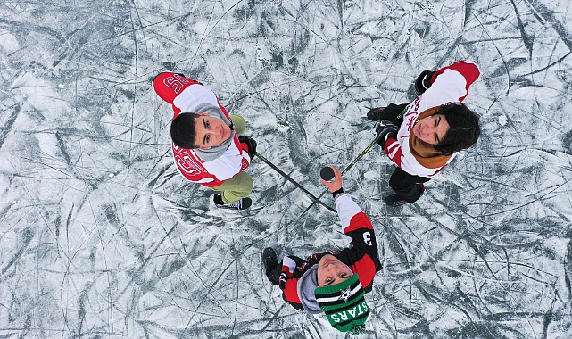 Dünyanın en hızlı takım oyunu buz hokeyini Çıldır Gölü'nde oynadılar