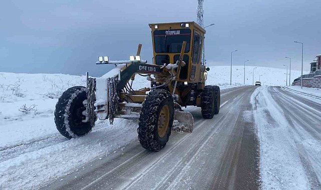 Elazığ Belediyesi'nin karla mücadele çalışmaları sürüyor