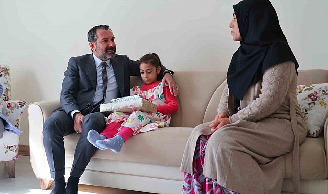 Elazığ depreminin simgesi Yüsra ve ailesine Başkan Şerifoğulları sahip çıktı