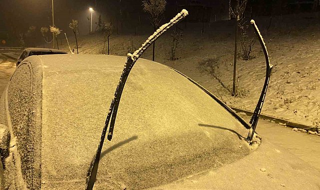Elazığ'da araçların camları buz tuttu