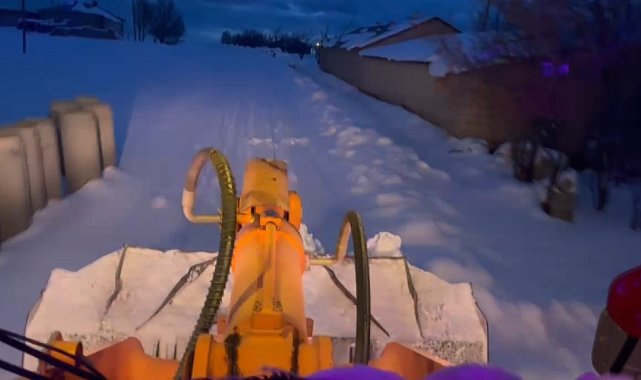 Erciş'te kardan kapanan yollarda çalışmalar devam ediyor