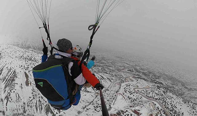 Ergan Dağı'nda adrenalin dolu 'göl manzaralı' yamaç paraşütü
