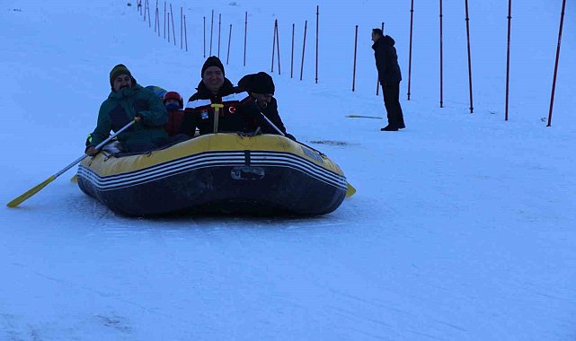 Ergan Kayak Merkezinde kar raftingi renkli görüntüler oluşturdu