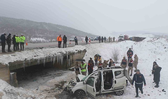 Erzincan'da Fiat marka hafif ticari araç ile midibüs çarpıştı: 1 ölü, 6'ı asker 9 yaralı