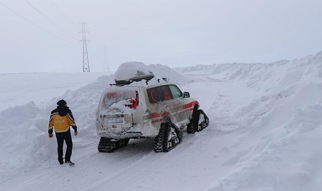 Erzincan'da karlı dağları aşan paletli ambulanslar hastaların derdine derman oluyor