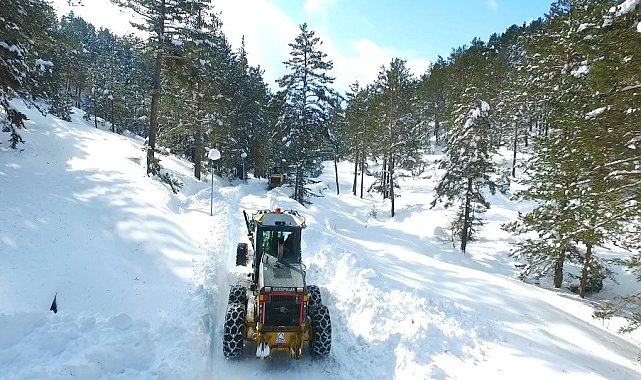 Erzincan'da köy yolları ve geçitlerde karla mücadele çalışmaları sürüyor