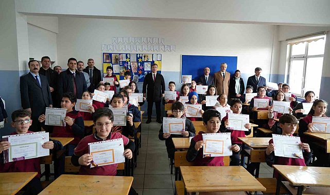Erzincan'da öğrenciler karne heyecanı yaşadı