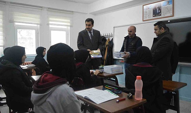 Erzincan'da öğrencilere soru bankası hediye edildi