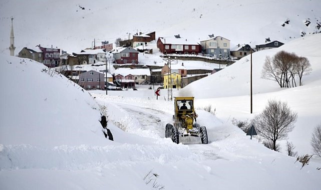 Erzincan'ın yüksek kesimlerinde kar yağışı etkili oldu