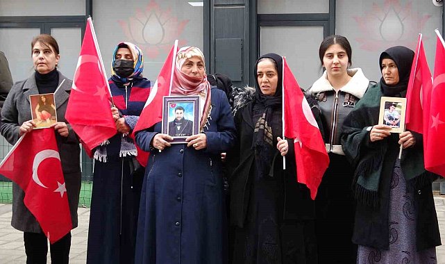 Evlat nöbetindeki anne: "Çocuklarımızı kaybettiğimiz HDP kapısında istiyoruz"