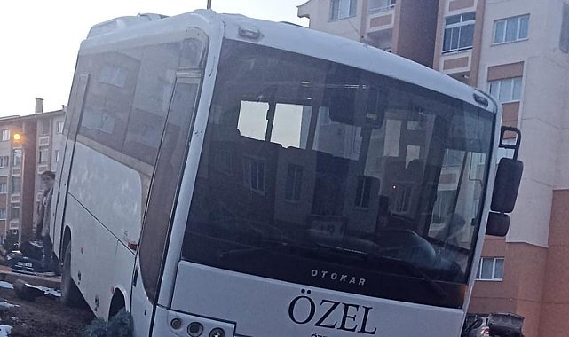 Freni patlayan midibüs kaldırıma çarpıp ağacı devirerek durabildi