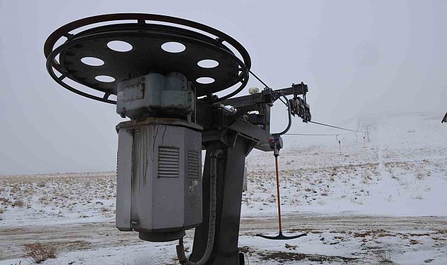 Göl manzaralı kayak merkezi 'kara' hasret kaldı: Yağış olmadığı için sezon açılamadı