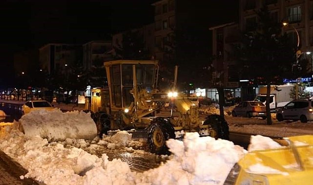 Güroymak'ta kar temizleme çalışmaları devam ediyor
