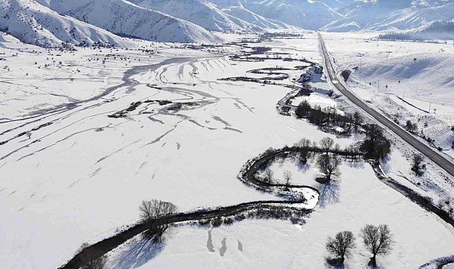 Güzeldere Menderesleri beyaza büründü