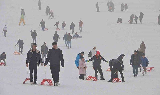 Güzeltepe Kayak Merkezi kar yağışıyla sezonu açtı
