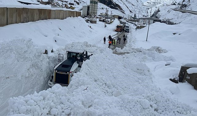 Hakkari-Çukurca Karayoluna düşen çığ temizlendi