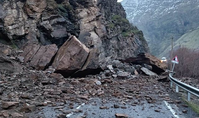 Hakkari Çukurca yolunda heyelan, yol ulaşıma kapandı