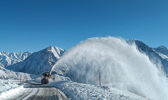 Hakkari il özel idaresinden karla mücadele çalışması