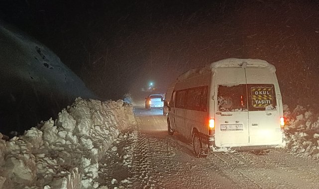 Hakkari'de kar ve tipi etkili oldu, sürücüler zor anlar yaşadı