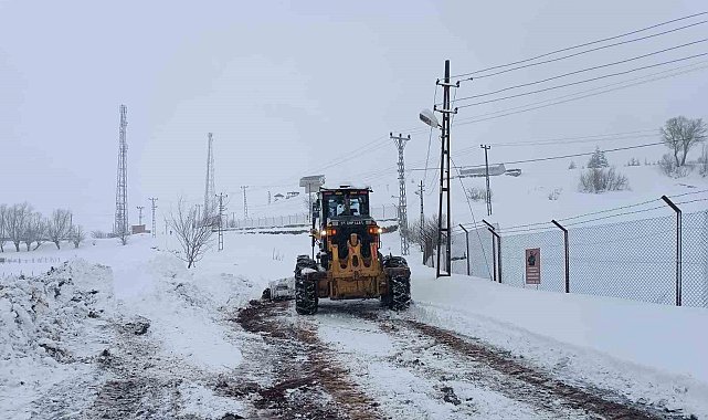 Hakkari'de karla mücadele çalışmaları aralıksız sürüyor