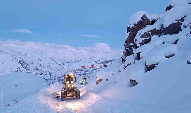 Hakkari'de karla mücadele çalışması