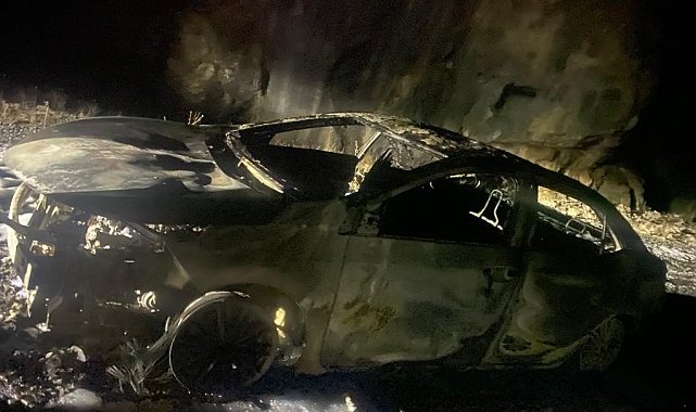 Hakkari'de seyir halindeki araç alev alev yandı