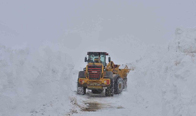 Hakkari'de yol açma çalışmaları devam ediyor