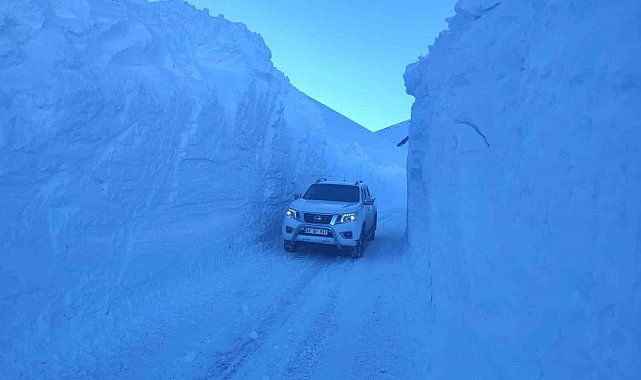 Hakkari'deki üs bölgelerinde 6 metreyi bulan kar tünelleri