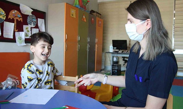 Hastane korkusu olan minik Mutlu, oyun alanlarını görünce tedaviye ikna oldu