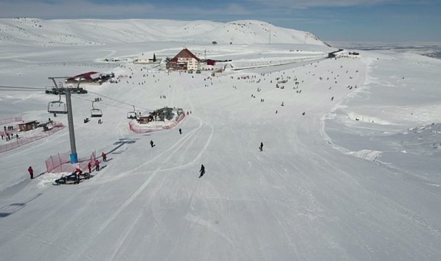 Hesarek'te sezon açıldı, ara tatili fırsat bilenler kayak merkezine akın etti