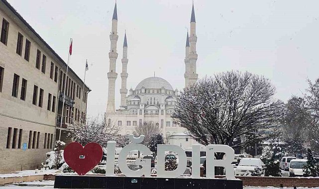 Iğdır'da kar yağışı başladı