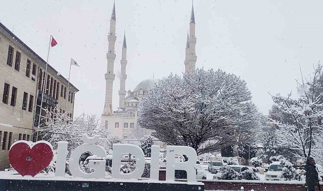 Iğdır'da kar yağışı etkili oluyor