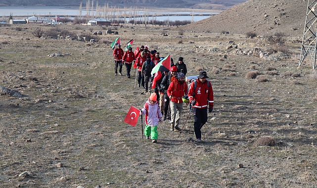 Iğdırlı dağcılar Pençe-Kilit şehitleri ve Filistin için yürüdü