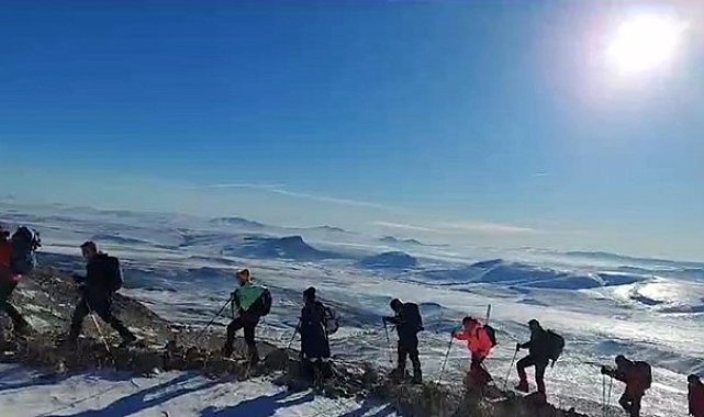 Iğdırlı dağcılar Allahuekber Dağı'nda şehitleri andı