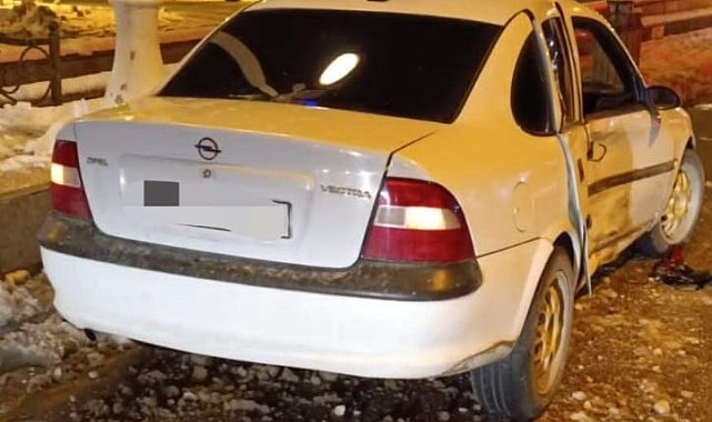 İki otomobil çarpıştı: 3 yaralı