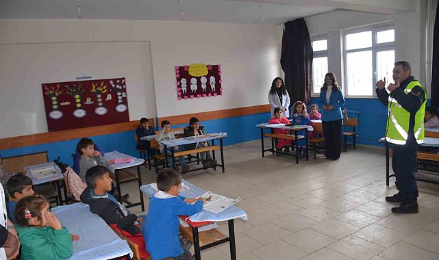 Jandarma ekiplerinden öğrencilere trafik eğitimi