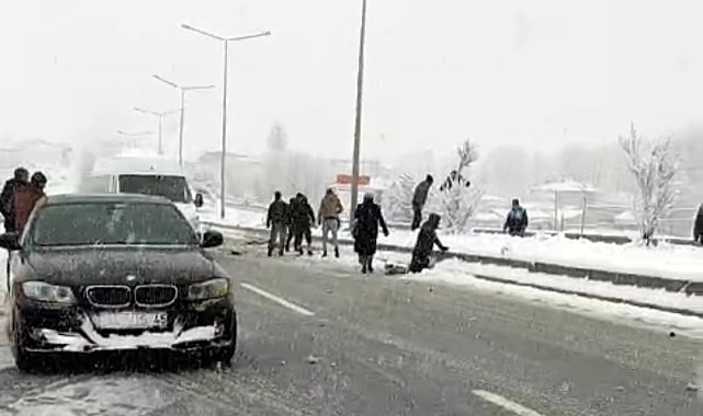 Kaçak göçmen taşıyan kamyonet kaza yaptı; 5 yaralı