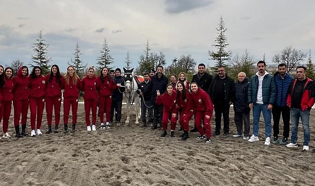 Kadın voleybolcular at binerek stres attı