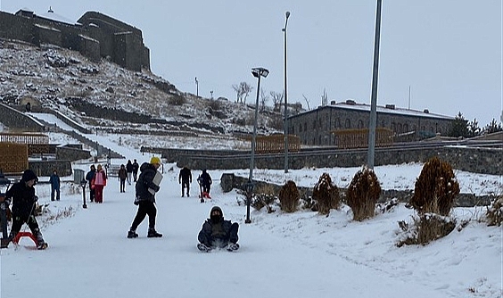 Kale yolu kızak kayan çocuklarla doldu