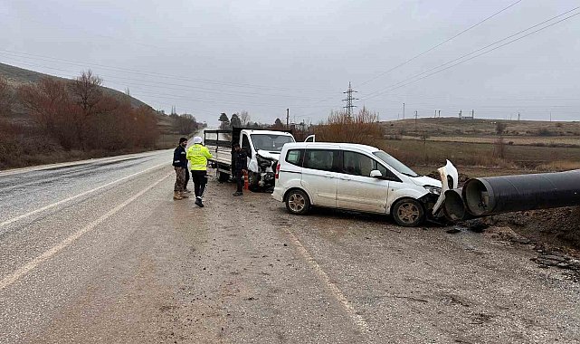 Kamyonet ile otomobil çarpıştı: 1 yaralı