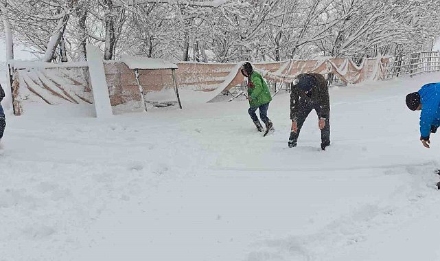 Kar yağışı çocuklara eğlence oldu