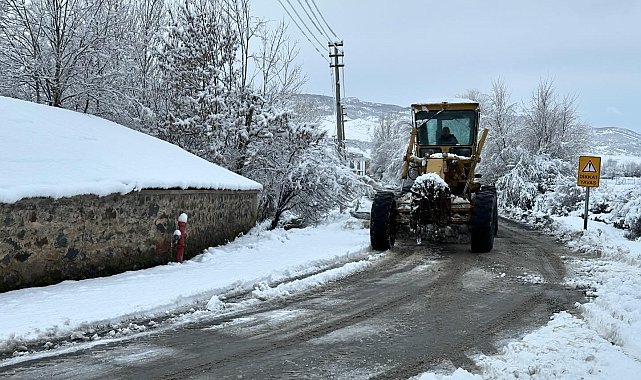 Karakoçan ilçesinde karla mücadele çalışması sürüyor