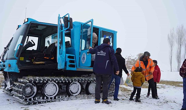 Karda mahsur kalan öğrencilerin yardımına ekipler ulaştı