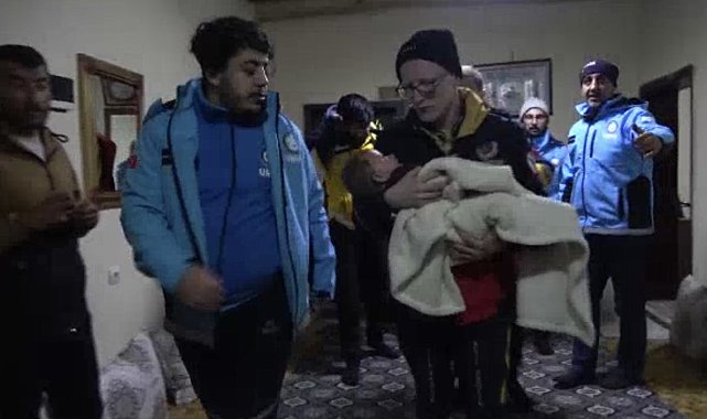 Kardan kapanan yolu 6 saatlik çalışmayla açan ekipler Berat bebeği hastaneye yetiştirdi