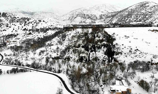 Karla beyaza bürünen Girlevik Şelalesi ziyaretçilerine görsel şölen sunuyor